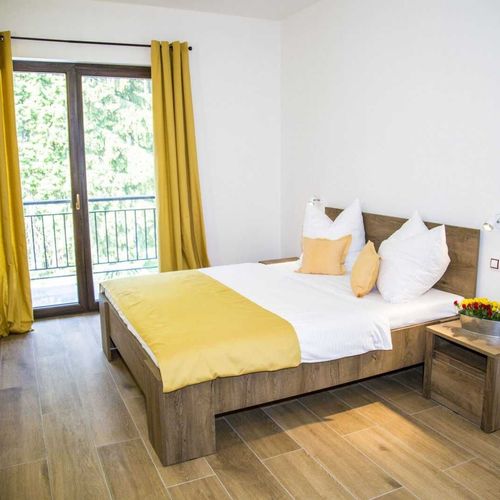 Apartament 2-osobowy z balkonem z aneksem kuchennym z 1 pomieszczeniem sypialnianym (możliwa dostawka)