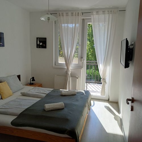 Apartament la etaj cu balcon pentru 6 pers. (se inchirieaza doar integral)