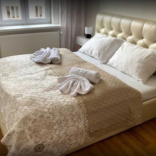 Apartament 4-osobowy z prysznicem z balkonem (możliwa dostawka)