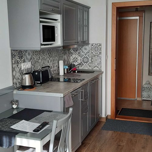 Apartament cu duș cu chicinetă proprie pentru 2 pers.