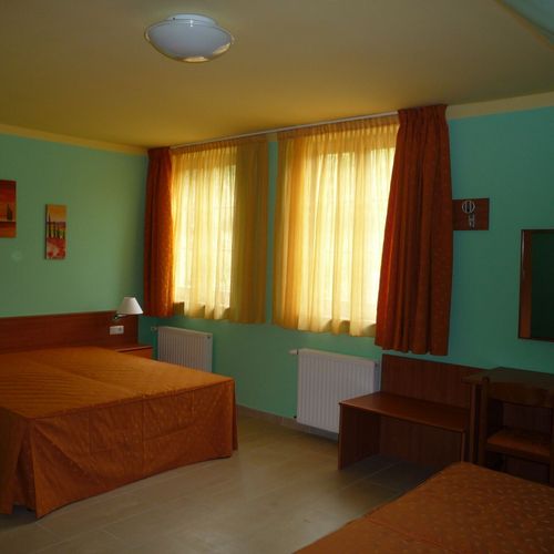 Camera tripla standard cu bucătărie proprie (se poate solicita pat suplimentar)