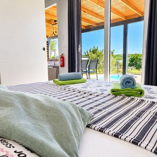 Casă de vacanță întreaga unitate cu vedere spre mare pentru 6 pers. (se inchirieaza doar integral)