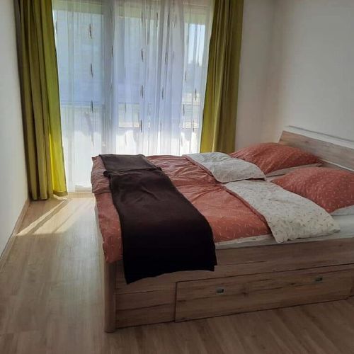 Apartament cu balcon cu vedere spre lac pentru 4 pers. (se inchirieaza doar integral) (se poate solicita pat suplimentar)