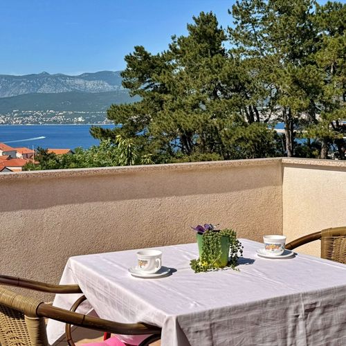 Apartament la etaj cu balcon cu 1 camera pentru 2 pers. (se poate solicita pat suplimentar)