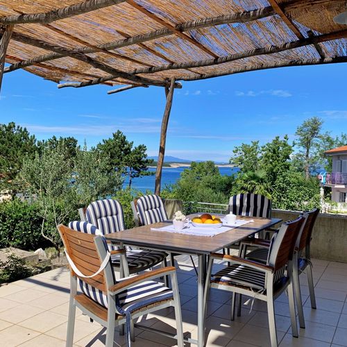 Apartament confort cu vedere spre mare cu 2 camere pentru 4 pers.
