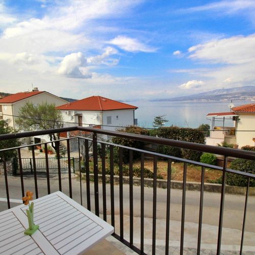 Apartament la etaj cu vedere spre mare cu 2 camere pentru 4 pers. (se poate solicita pat suplimentar)