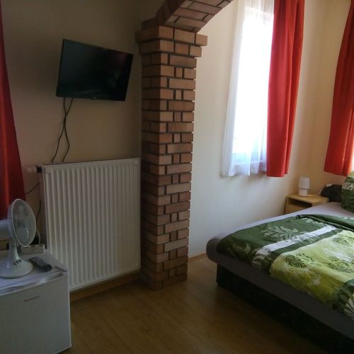 Camera tripla la etaj cu vedere spre curte