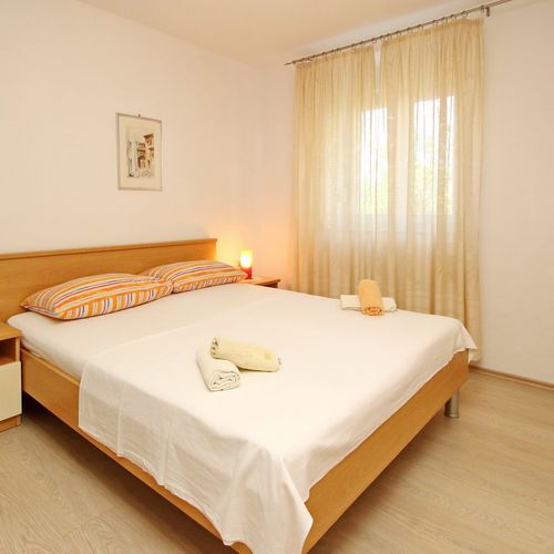 Apartament la parter cu aer condiționat cu 1 camera pentru 2 pers. (se poate solicita pat suplimentar)