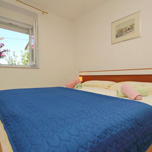 Apartament la parter cu aer condiționat cu 1 camera pentru 2 pers. (se poate solicita pat suplimentar)