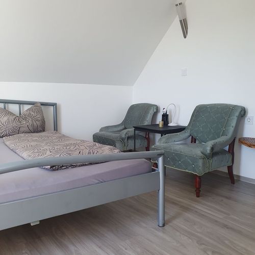 Camera dubla la etaj cu vedere spre grădină