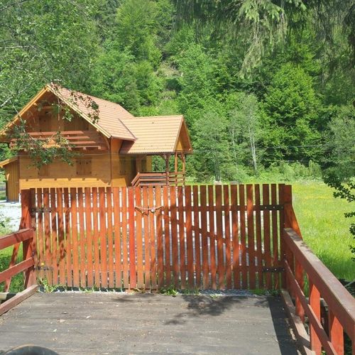 Cabană pentru 8 pers. (se inchirieaza doar integral)