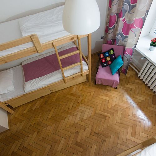 Jedna postel v 4-lůžkovém pokoji Pokoj se společnou kuchyňkou pro 1 os.