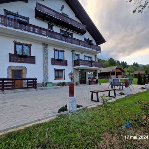 Casă de vacanță pentru 12 pers. (se inchirieaza doar integral)