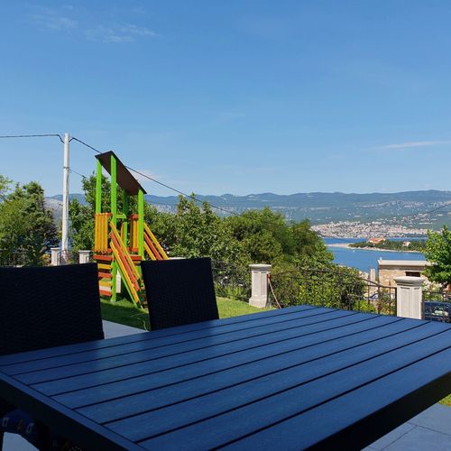 Apartament cu aer condiționat cu vedere spre mare cu 2 camere pentru 4 pers.