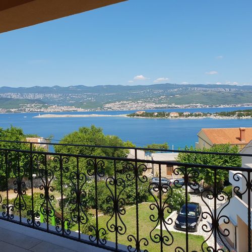 Apartament cu aer condiționat cu vedere spre mare cu 2 camere pentru 4 pers.