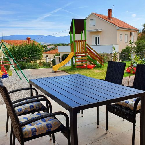Apartament cu aer condiționat cu vedere spre mare cu 2 camere pentru 4 pers.