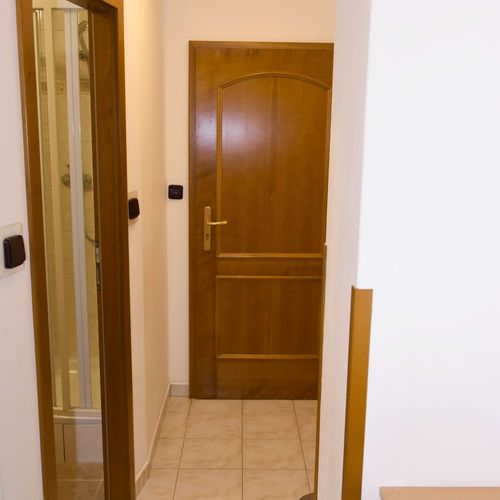 Apartman se sprchou s privátní koupelnou mimo apartmán s manželskou postelí s 1 ložnicí (s možností přistýlky)
