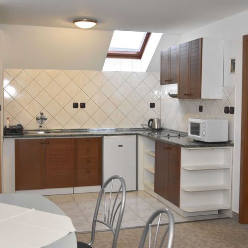 Apartman se sprchou s privátní koupelnou mimo apartmán pro 4 os. se 2 ložnicemi (s možností přistýlky)