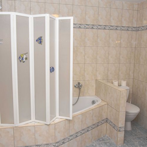 Apartman s koupelnou se sprchou s manželskou postelí s 1 ložnicí (s možností přistýlky)
