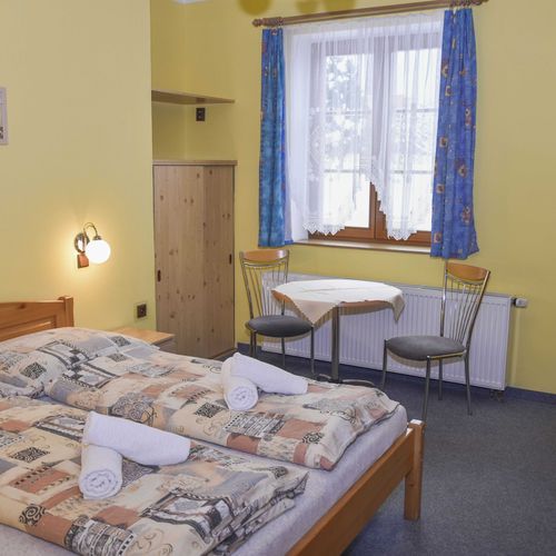Pokoj se sprchou s privátní koupelnou mimo apartmán s manželskou postelí