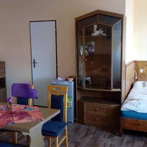 Camera cvadrupla cu duș cu chicinetă comună (se poate solicita pat suplimentar)