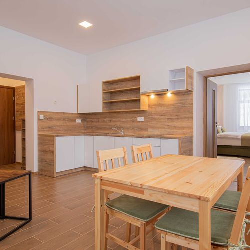 Apartman se sprchou s privátní koupelnou mimo apartmán pro 2 os. (s možností přistýlky)