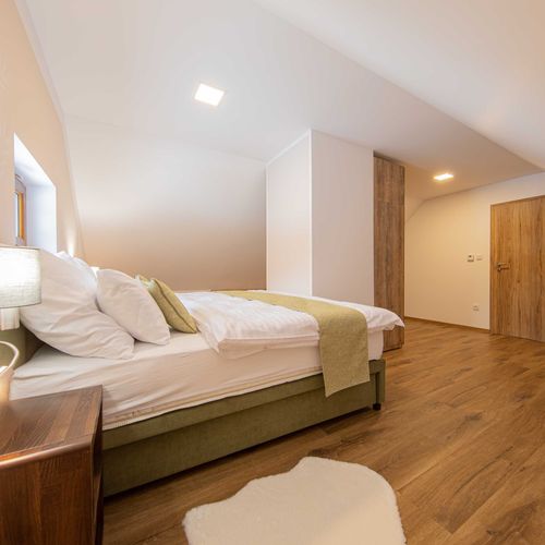 Apartman s vlastní kuchyňkou s privátní koupelnou mimo apartmán pro 2 os. (s možností přistýlky)