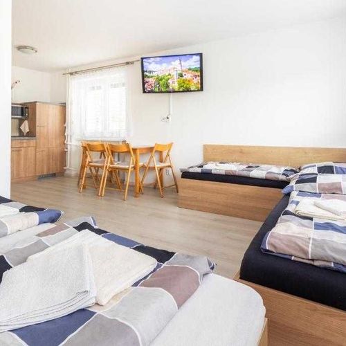 Apartman se sprchou s privátní koupelnou mimo apartmán pro 4 os. s 1 ložnicí (s možností přistýlky)