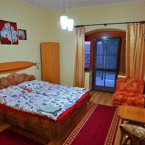 Camera twin cu duș cu chicinetă proprie