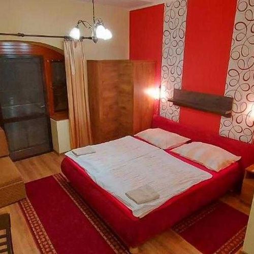 Camera twin cu duș cu chicinetă proprie (se poate solicita pat suplimentar)