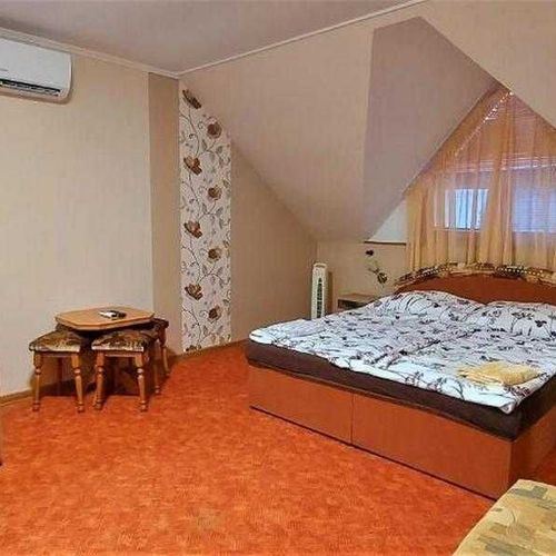 Camera cvadrupla cu duș cu chicinetă proprie