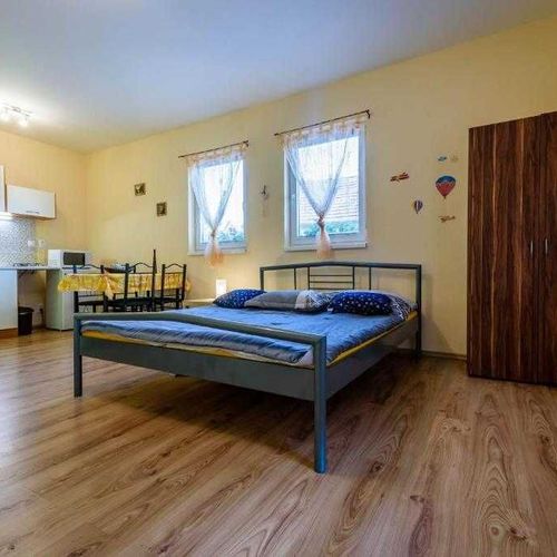 Camera cvadrupla cu duș cu chicinetă proprie