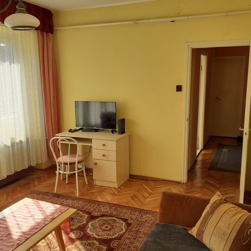 Apartament la etaj cu vedere spre oraș pentru 4 pers. (se inchirieaza doar integral)