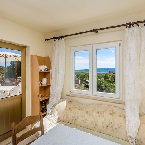 Apartament cu terasă cu vedere spre mare pentru 6 pers. (se inchirieaza doar integral)