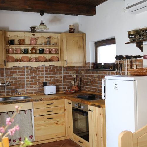 Casa rustică cu aer condiționat cu vedere spre pădure pentru 6 pers. (se inchirieaza doar integral)