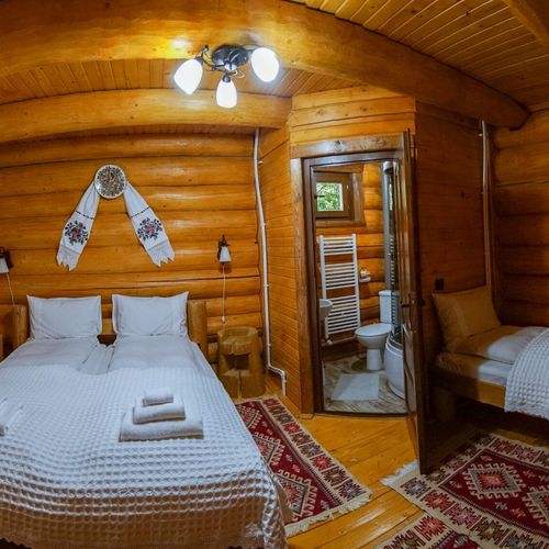 Cabană la etaj la parter pentru 6 pers. (se inchirieaza doar integral)