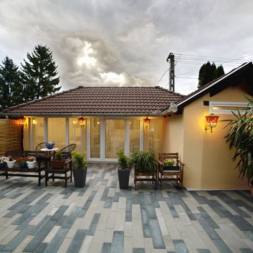 Apartament deluxe la parter cu 2 camere pentru 4 pers.