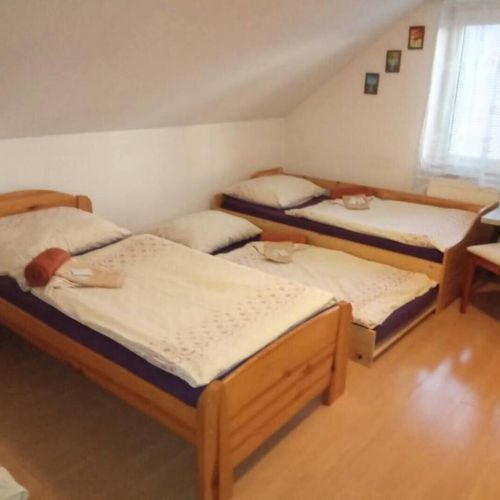 Pokój 3-osobowy na piętrze na poddaszu (możliwa dostawka)