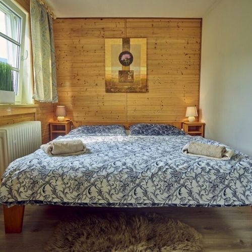 Pokoj s manželskou postelí s výhledem na hory s panoramou