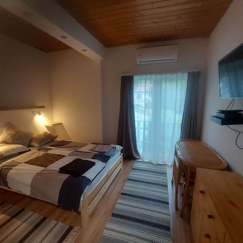Camera dubla la etaj cu vedere spre grădină