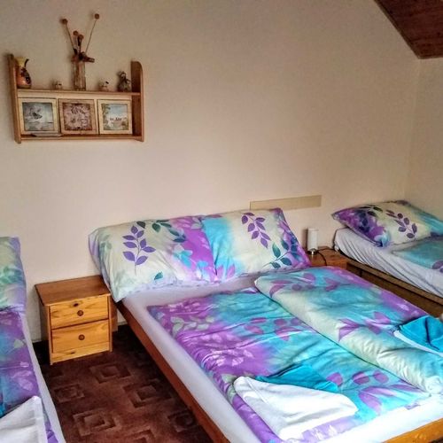 Camera cvadrupla cu balcon cu baie