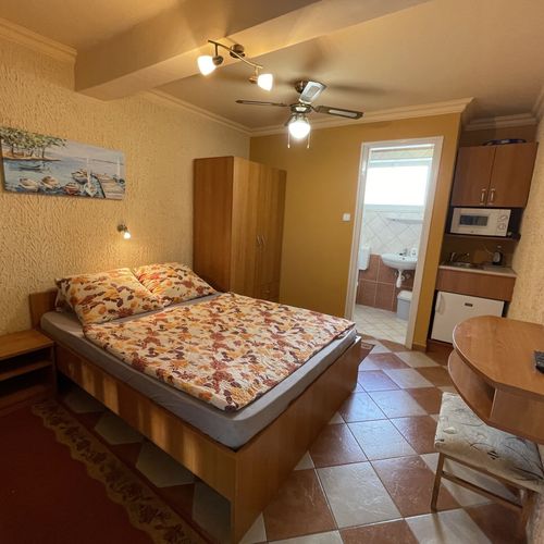 Apartament studio cu vedere spre curte cu 1 camera pentru 2 pers.