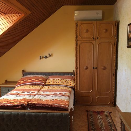 Apartament mansardă cu duș cu 2 camere pentru 4 pers.