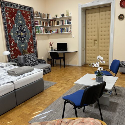 Apartament la parter cu vedere spre oraș cu 1 camera pentru 2 pers. (se poate solicita pat suplimentar)
