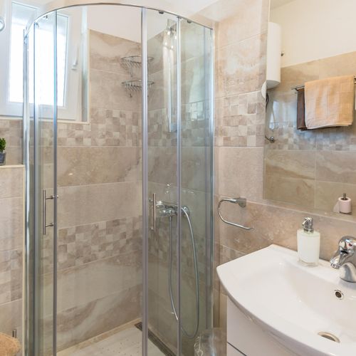 Apartament pentru 2 pers. (se inchirieaza doar integral)