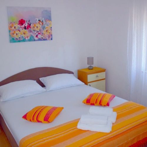 Apartament la parter cu vedere spre grădină cu 2 camere pentru 4 pers.