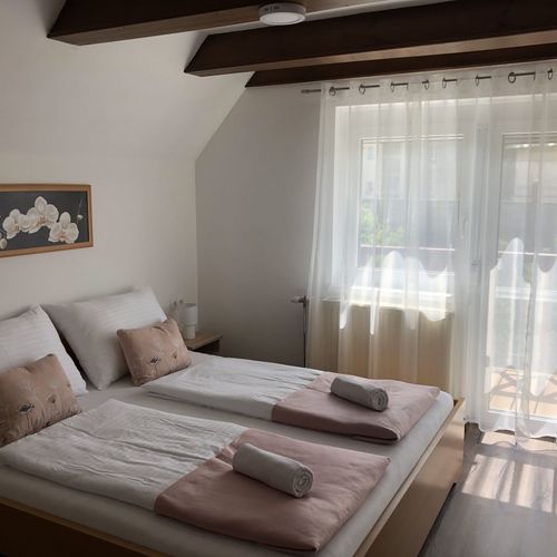 Apartament la etaj a pentru 4 pers. (se inchirieaza doar integral)