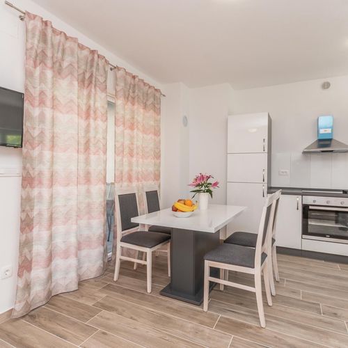 Apartament pentru 2 pers. (se inchirieaza doar integral)