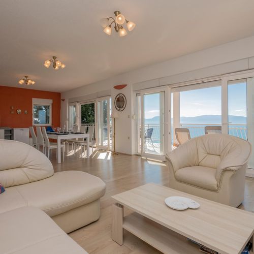 Apartament pentru 6 pers. (se inchirieaza doar integral)