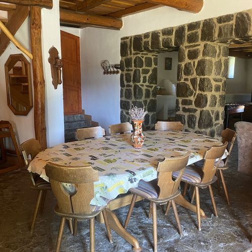 Casa rustică întreaga unitate cu vedere spre grădină pentru 12 pers. (se inchirieaza doar integral)